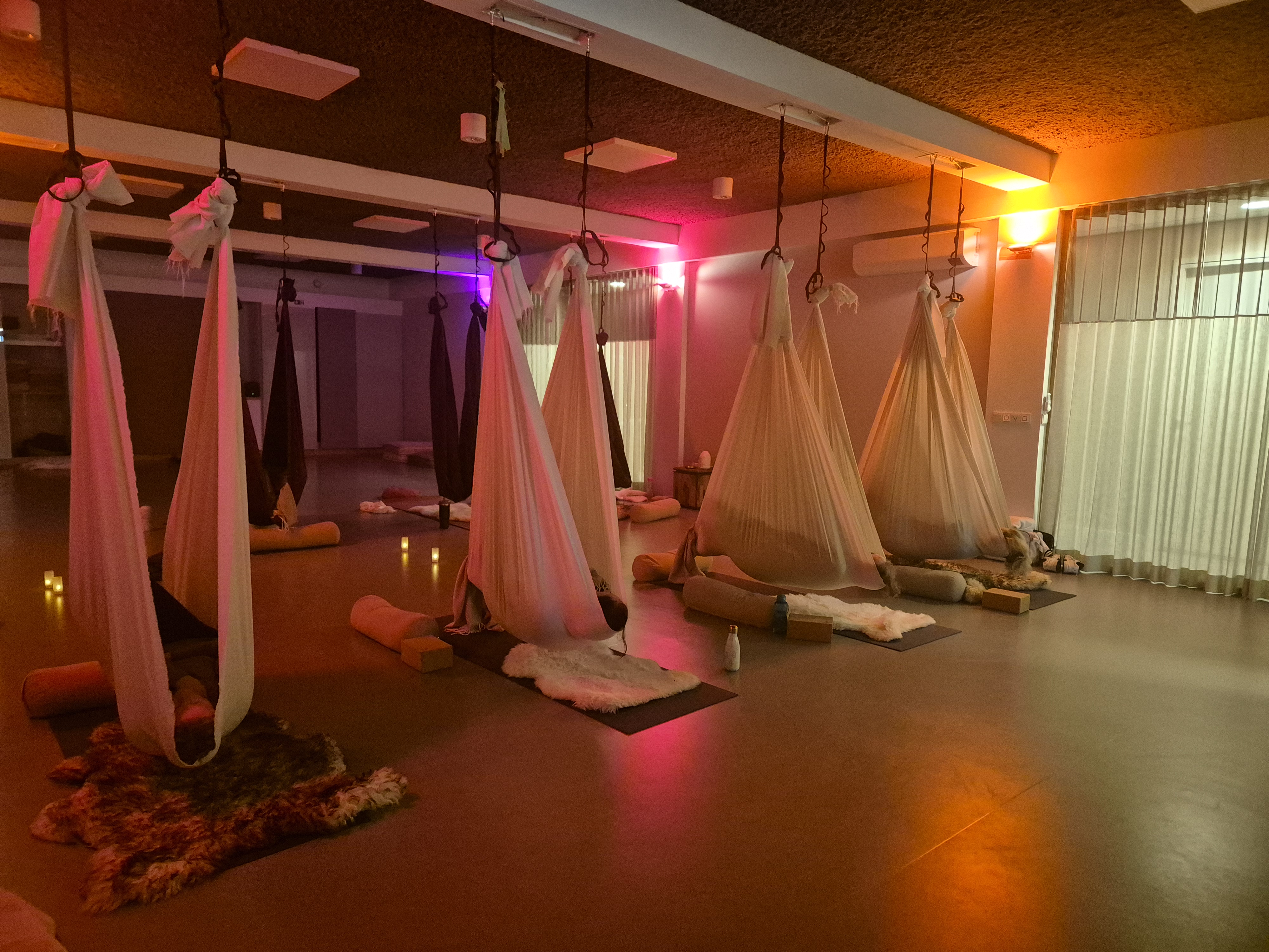 Aerial Yin yoga in actie